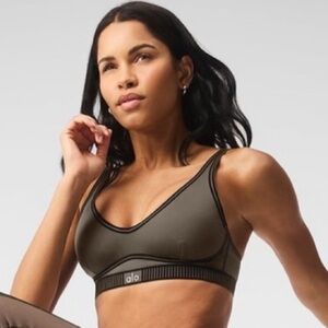 ALO Yoga Airlift line up bra